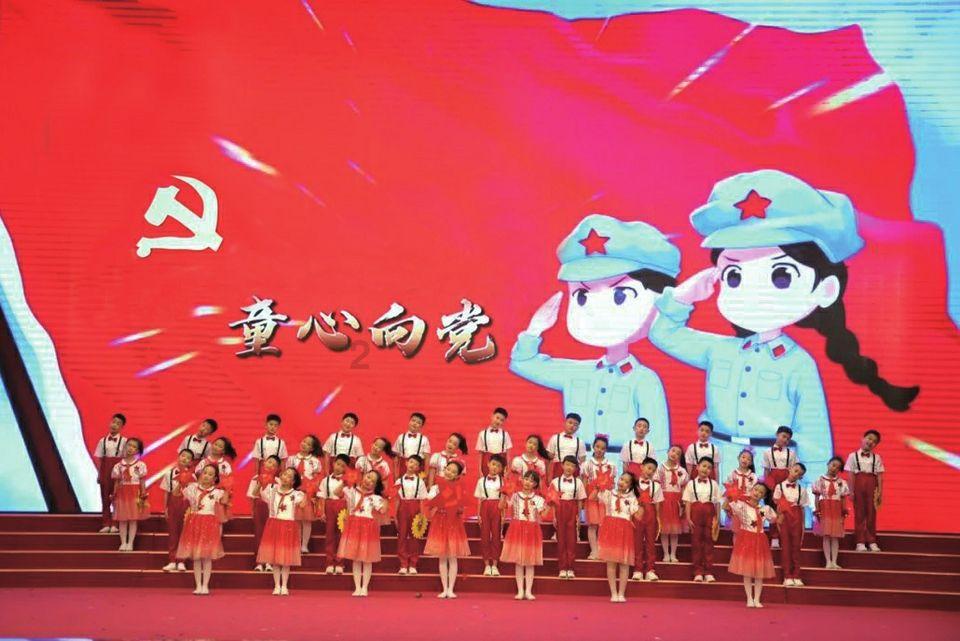 时尚拼接牛仔裤